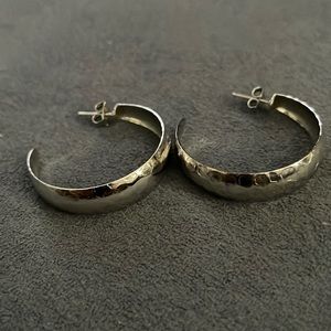 Hoop earrings with texture design